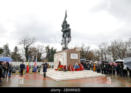 Bukarest, Rumänien - 21. Februar 2020: Statue des sowjetischen Soldaten auf dem Friedhof der Roten Armee in Bukarest während eines kalten und regnerischen Wintertags. Stockfoto