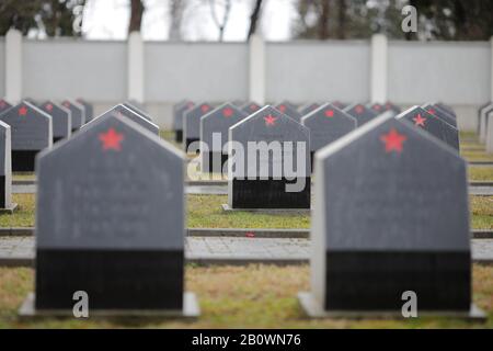 Bukarest, Rumänien - 21. Februar 2020: Gräber auf dem Friedhof der Roten Armee in Bukarest während eines kalten und regnerischen Wintertags. Stockfoto