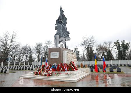 Bukarest, Rumänien - 21. Februar 2020: Statue des sowjetischen Soldaten auf dem Friedhof der Roten Armee in Bukarest während eines kalten und regnerischen Wintertags. Stockfoto