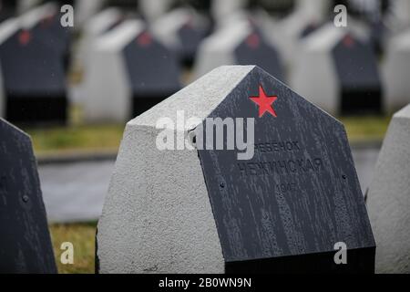 Bukarest, Rumänien - 21. Februar 2020: Gräber auf dem Friedhof der Roten Armee in Bukarest während eines kalten und regnerischen Wintertags. Stockfoto