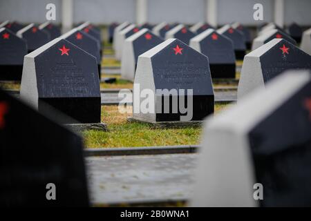 Bukarest, Rumänien - 21. Februar 2020: Gräber auf dem Friedhof der Roten Armee in Bukarest während eines kalten und regnerischen Wintertags. Stockfoto