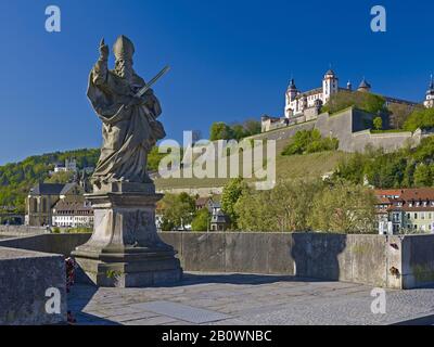 St. Kilian an der alten Mainbrücke mit der Festung Marienberg in Würzburg, Unterfranken, Bayern, Deutschland, Europa Stockfoto