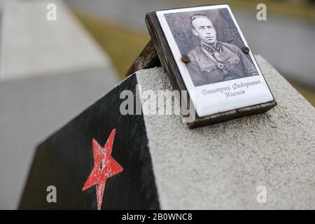 Bukarest, Rumänien - 21. Februar 2020: Gräber auf dem Friedhof der Roten Armee in Bukarest während eines kalten und regnerischen Wintertags. Stockfoto