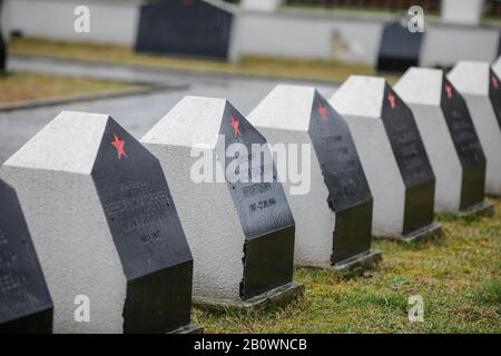 Bukarest, Rumänien - 21. Februar 2020: Gräber auf dem Friedhof der Roten Armee in Bukarest während eines kalten und regnerischen Wintertags. Stockfoto
