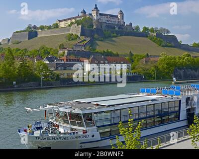 Festung Marienberg mit Ausflugsboot in Würzburg, Unterfranken, Bayern, Deutschland, Europa Stockfoto