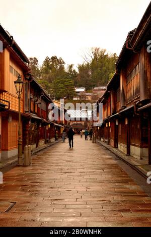 Blick auf die Hauptstraße des Bezirks Higashi Chaya in Kanazawa, Japan Stockfoto