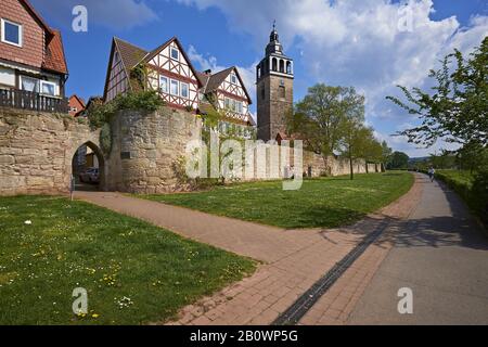 St. Crucis Kirche mit Stadtmauer im Stadtteil Allendorf, Bad Sooden-Allendorf, Hessen, Deutschland, Europa Stockfoto