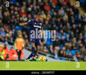 Februar 2020, Etihad Stadium, Manchester, England; Premier League, Manchester City gegen West Ham United: Issa Diop (23) von West Ham United läuft mit dem Ball Stockfoto