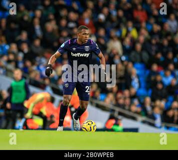 Februar 2020, Etihad Stadium, Manchester, England; Premier League, Manchester City gegen West Ham United: Issa Diop (23) von West Ham United läuft mit dem Ball Stockfoto