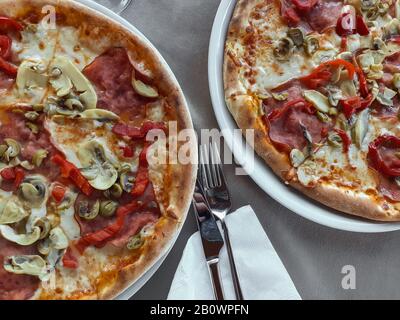 Bereit zum Essen von schrustiger Pizza, Junk Food Stockfoto