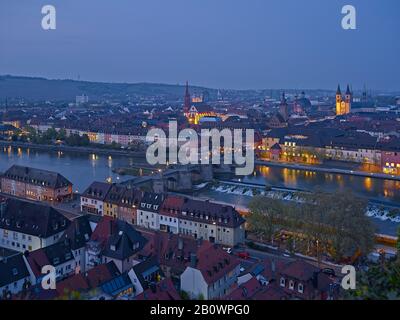 Stadtpanorama mit Marienkapelle, alte Mainbrücke, Kollegiatstift Neumünster, Grafeneckart-Rathaus und Kiliansdom in Würzburg, Unterfranken, Bayern, Deutschland, Europa Stockfoto