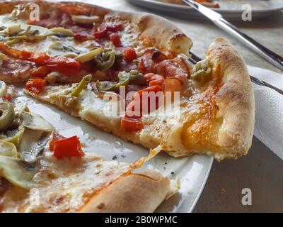 Bereit zum Essen von schrustiger Pizza, Junk Food Stockfoto