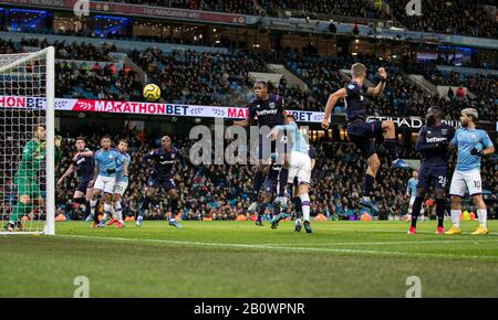 Februar 2020, Etihad Stadium, Manchester, England; Premier League, Manchester City gegen West Ham United: Issa Diop (23) von West Ham United führt den Ball klar an Stockfoto