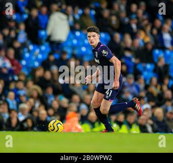 Februar 2020, Etihad Stadium, Manchester, England; Premier League, Manchester City gegen West Ham United: Declan Rice (41) von West Ham United läuft mit dem Ball Stockfoto