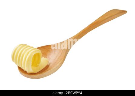 Butterkräuseln oder Butterrollen auf Holzlöffel isoliert. Stockfoto