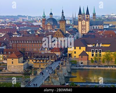 Stadtpanorama mit alter Mainbrücke, Kollegiatstift Neumünster, Grafeneckart-Rathaus und Kiliansdom in Würzburg, Unterfranken, Bayern, Deutschland, Europa Stockfoto