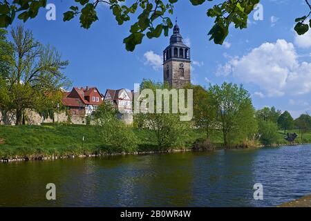 St. Crucis Kirche mit Stadtmauer im Stadtteil Allendorf, Bad Sooden-Allendorf, Hessen, Deutschland, Europa Stockfoto
