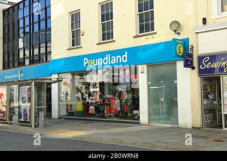 Poundland Shop vor Cheltenham High Street UK Stockfoto