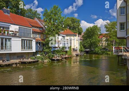 Häuser und kleine Synagoge am breiten Bach der Gera in Erfurt, Thüringen, Deutschland, Europa Stockfoto