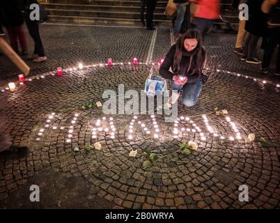 München, Bayern, Deutschland. Februar 2020. Demonstranten am Münchner Odeonsplatz halten eine Gedenkfeier und zündeten Kerzen für die Opfer des rechtsextremistischen Terroranschlags in Hanau, der zehn Menschen an einer Shisha-Bar das Leben forderte. Credit: Sachelle Babbar/ZUMA Wire/Alamy Live News Stockfoto