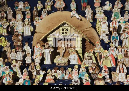 Traditionelle Lebkuchenkrippe (perníkový betlém) in der St.-Matthias Kirche (Kostel svatého Matěje) im Stadtteil Dejvice in Prag, Tschechien. Lebkuchenfiguren des Krippenspiels werden in der Weihnachtszeit jährlich in der Kirche gebacken. Stockfoto