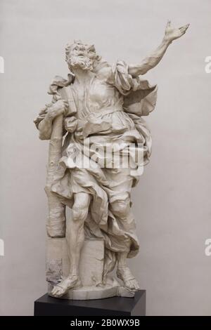 Die von dem berühmten Bildhauer Matthias Bernhard Braun (Matyáš Bernard Braun) geschnitzte Holzstatue des heiligen Jude, auch Judas Thaddaeus (1712) genannt, ist auf der Dauerausstellung alter Meister der Nationalgalerie (Národní galerie) im Schloss Schwarzenberg (Schwarzenberský palác) in Prag, Tschechien ausgestellt. Stockfoto