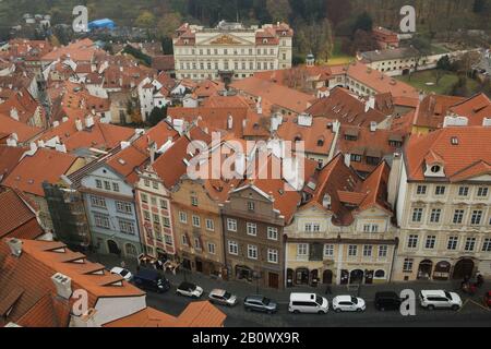 Straße Nerudova in Malá Strana (Kleinseite) in Prag, Tschechien. Im Hintergrund ist der Lobkowicz-Palast (Lobkovický palác) zu sehen, in dem sich heute die deutsche Botschaft befindet. Das Bild stammt vom Schloss Schwarzenberg (Schwarzenberský palác). Stockfoto