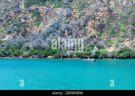 Knysna Lagoon, Mossel Bay, Südafrika - 9. Januar 2018. Foto eines Vergnügungsboots auf der Lagune an der Seite eines Hügels in der Mossel Bay. Stockfoto