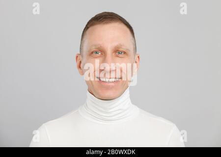 Mann mittleren Alters mit Kopfschuss in einem weißen Türmchen. Stockfoto