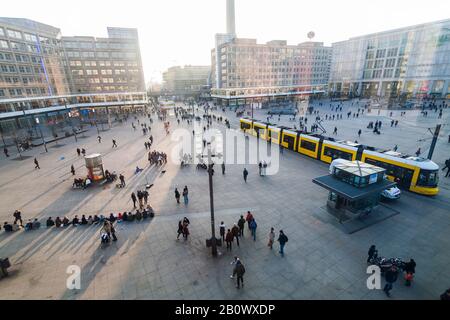 Alexanderplatz mit Straßenbahn, im hinteren Alexanderhaus, Berolina-Haus, Galeria Kaufhof, Mitte, Berlin, Deutschland, Europa Stockfoto