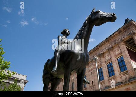 Skulptur Amazon zu Pferd von Louis Tuaillon vor der alten Nationalgalerie, Museumsinsel, Mitte, Berlin, Deutschland, Europa Stockfoto