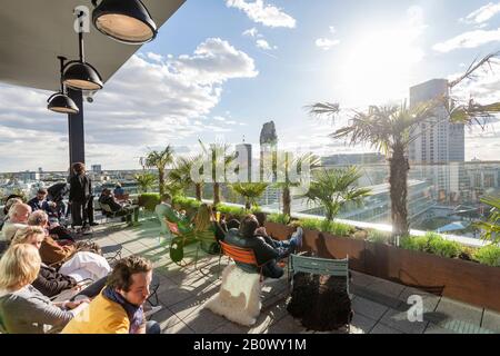 Terrasse der Monkey Bar, 25 Stunden Hotel, Budapester Straße, Charlottenburg, Berlin, Deutschland Stockfoto