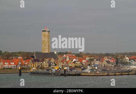 Blick vom Meer auf den Hafen und Leuchtturm der niederländischen Insel Terschelling Stockfoto