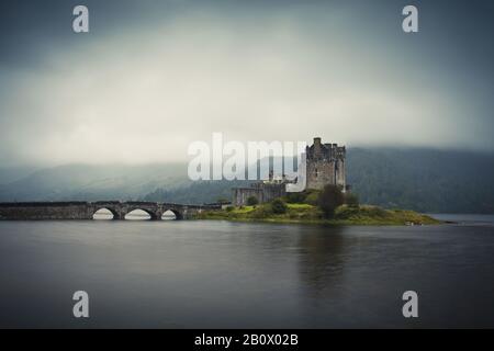 Eilean Donan Castle am Abend, Highlands, Schottland, Großbritannien, Stockfoto