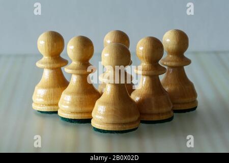 Pawn - Schachfiguren auf einem verschwommenen hellen Hintergrund Stockfoto
