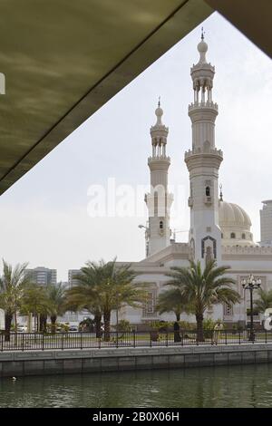 Al Qasba-Moschee vor Wohnhochhäusern, Kontrast, AL QASBA-Viertel, Emirat Sharjah, Vereinigte Arabische Emirate, Arabische Halbinsel, Naher Osten, Stockfoto