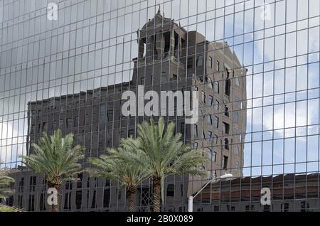 Altes Gebäude spiegelt sich in moderner Fassade wider, Miami, Florida, USA, Stockfoto