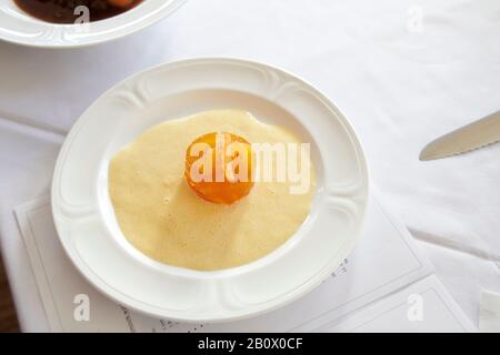 Whisky und orangefarbenes Gelee mit crème anglaise von Chef Michel Roux JR, bei einer Kochvorführung im Gullane Hotel in East Lothian, Schottland, Stockfoto