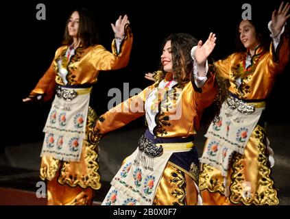 Albanische Volkstanzgruppe mit traditionellen Kostümen, feiert der Ramadan in Skopje, Mazedonien Stockfoto