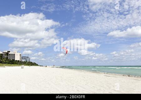 Kitesurfer am Strandabschnitt "35 ST", Atlantik, Miami South Beach, Florida, USA, Stockfoto
