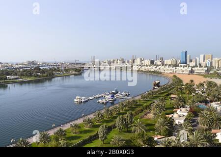 Blick auf Sharjah mit Sharjah Creek, Emirat Sharjah, Vereinigte Arabische Emirate, Arabische Halbinsel, Naher Osten, Stockfoto