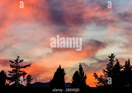 Sonnenuntergang mit intensivem roten Himmel in Benalmadena, Málaga Stockfoto