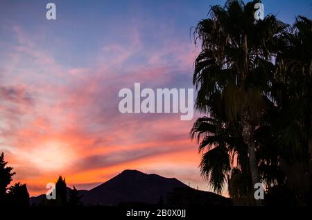 Sonnenuntergang mit intensivem roten Himmel in Benalmadena, Málaga Stockfoto