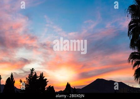 Sonnenuntergang mit intensivem roten Himmel in Benalmadena, Málaga Stockfoto