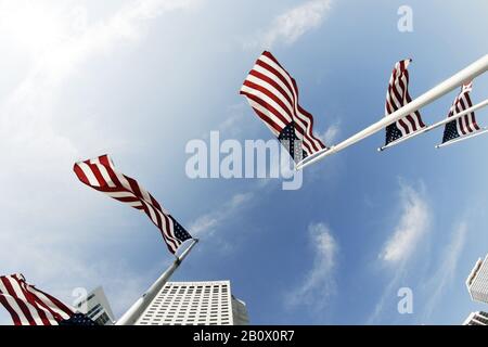 Amerikanische Flaggen vor dem Himmel, InterContinental Hotel, Chopin Plaza, Bayfront Park, Downtown, Miami, Florida, USA, Stockfoto