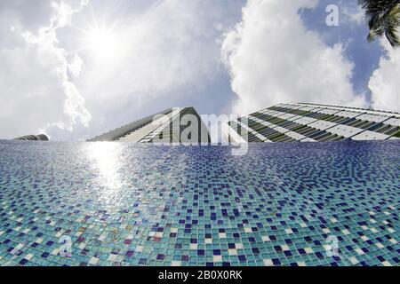 Bewässerter Mosaik, Blick auf den Himmel, Struktur auf dem Miami River Walk, Downtown Miami, Florida, USA, Stockfoto