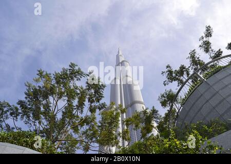 Burj Khalifa vor blauem Himmel, exotische Blumen, Architektur, Dubai Business Bay, Emirat Dubai, Vereinigte Arabische Emirate, Arabische Halbinsel, Naher Osten, Stockfoto