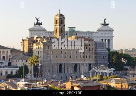 Blick auf den Senatorenpalast mit Victor Emmanuel II Denkmal im Hintergrund, Rom, Italien, Südeuropa, Europa, Stockfoto