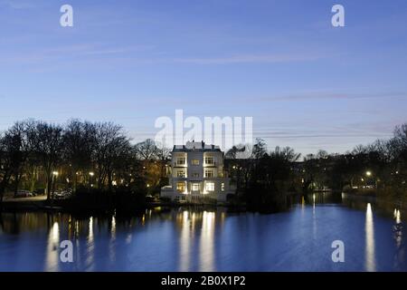 Villa in der Dämmerung, Krugkoppel, Außenalster, Hamburg, Deutschland, Stockfoto