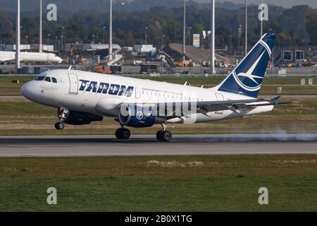 München/Deutschland - 4. Oktober 2017: Ankunft und Landung des Fluggastflugzeugs Tarom Airbus A318 YR-ASD am Flughafen München Stockfoto